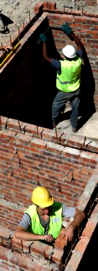 Arquiteto mostrando planta