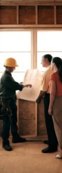 Arquiteto mostrando planta