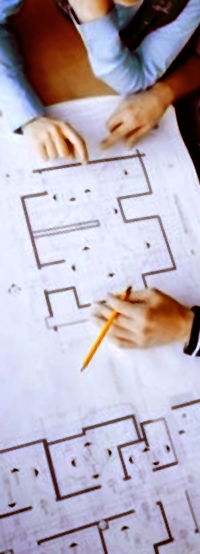 Arquiteto mostrando planta