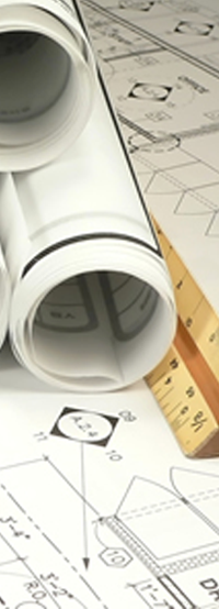 Arquiteto mostrando planta