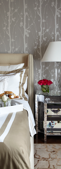 Arquiteto mostrando planta